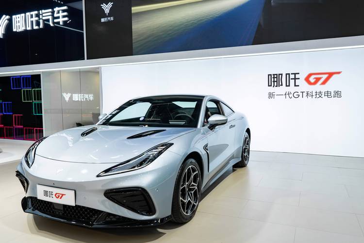 深圳177哪吒汽车在智能汽车领域的表现，领途汽车在新能源汽车市场中的影响力